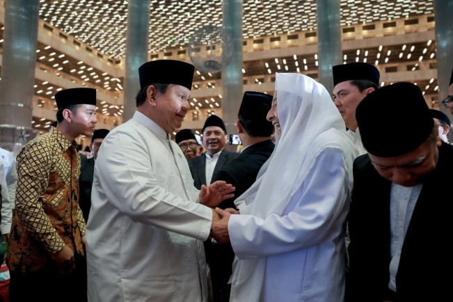 Presiden Prabowo Subianto bersalaman dengan Habib Luthfi bin Yahya dalam acara Peringatan Maulid Nabi Muhammad SAW di Masjid Istiqlal, Jakarta, Kamis (4/9/2025) malam. [Instagram @presidenrepublikindonesia]